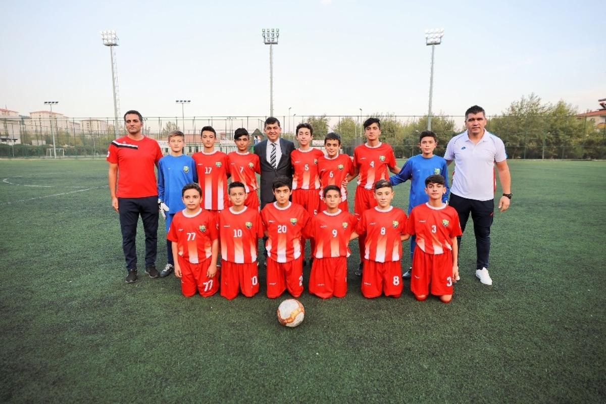 Gen&ccedil;ler namağlup şampiyon oldu