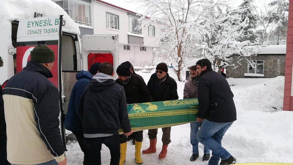 Giresun'daki kar nedeniyle cenazesi 3 g&uuml;nd&uuml;r defnedilemedi