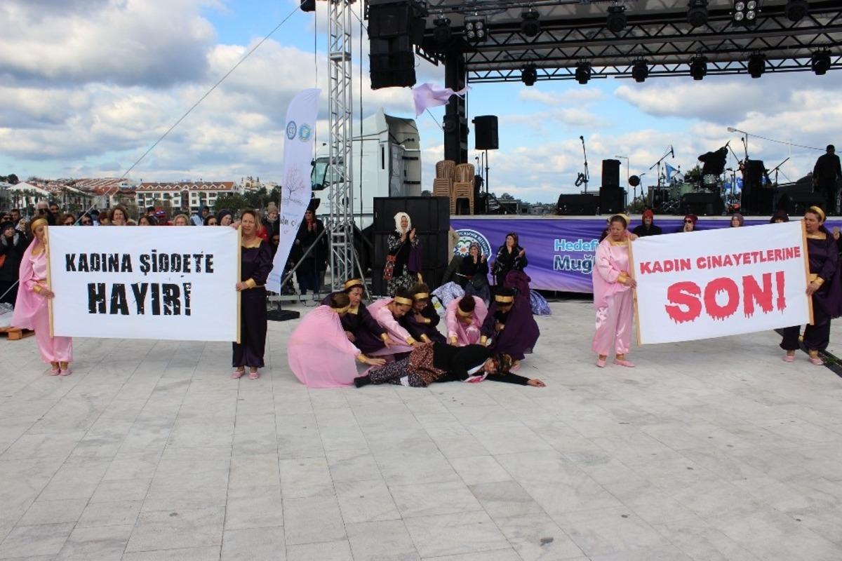 Festivalde kadına şiddeti dikkat &ccedil;ektiler