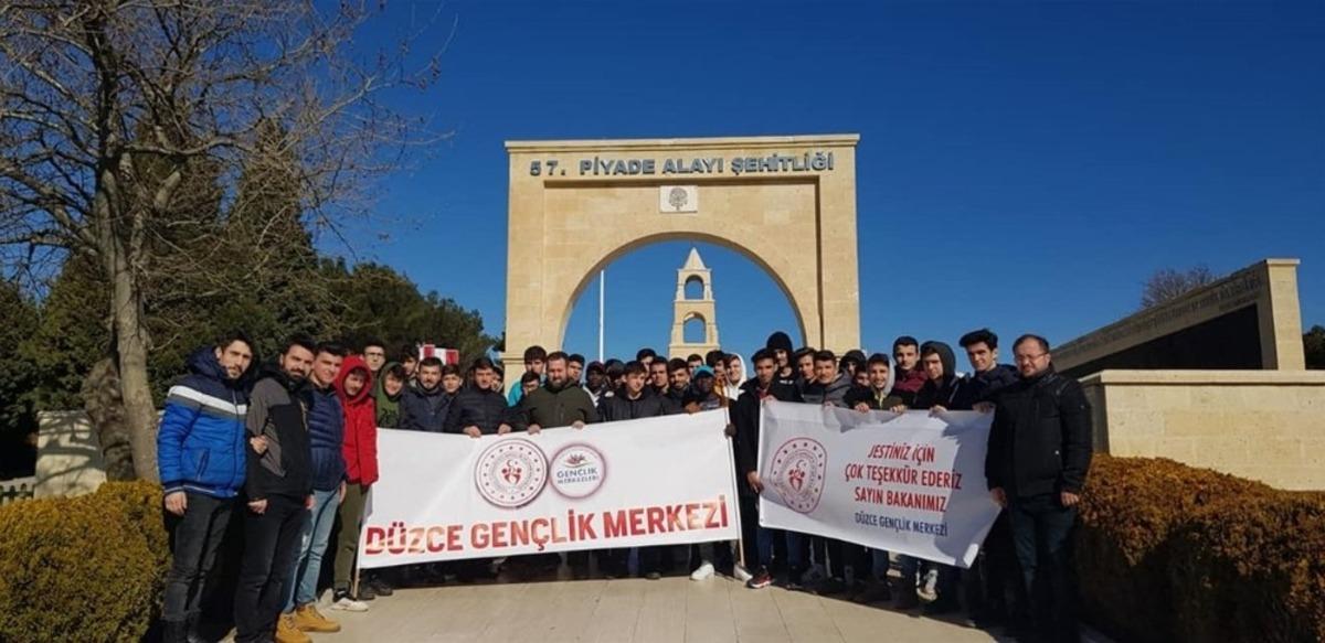 D&uuml;zceli gen&ccedil;ler &Ccedil;anakkale&rsquo;yi g&ouml;rd&uuml;
