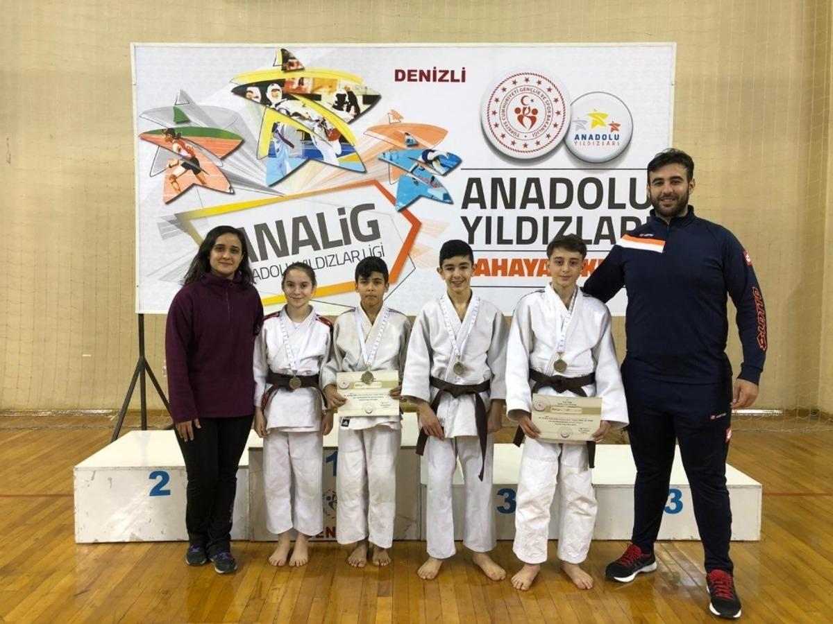 Salihlili judocular, Denizli&rsquo;de 5 altın madalya kazandı