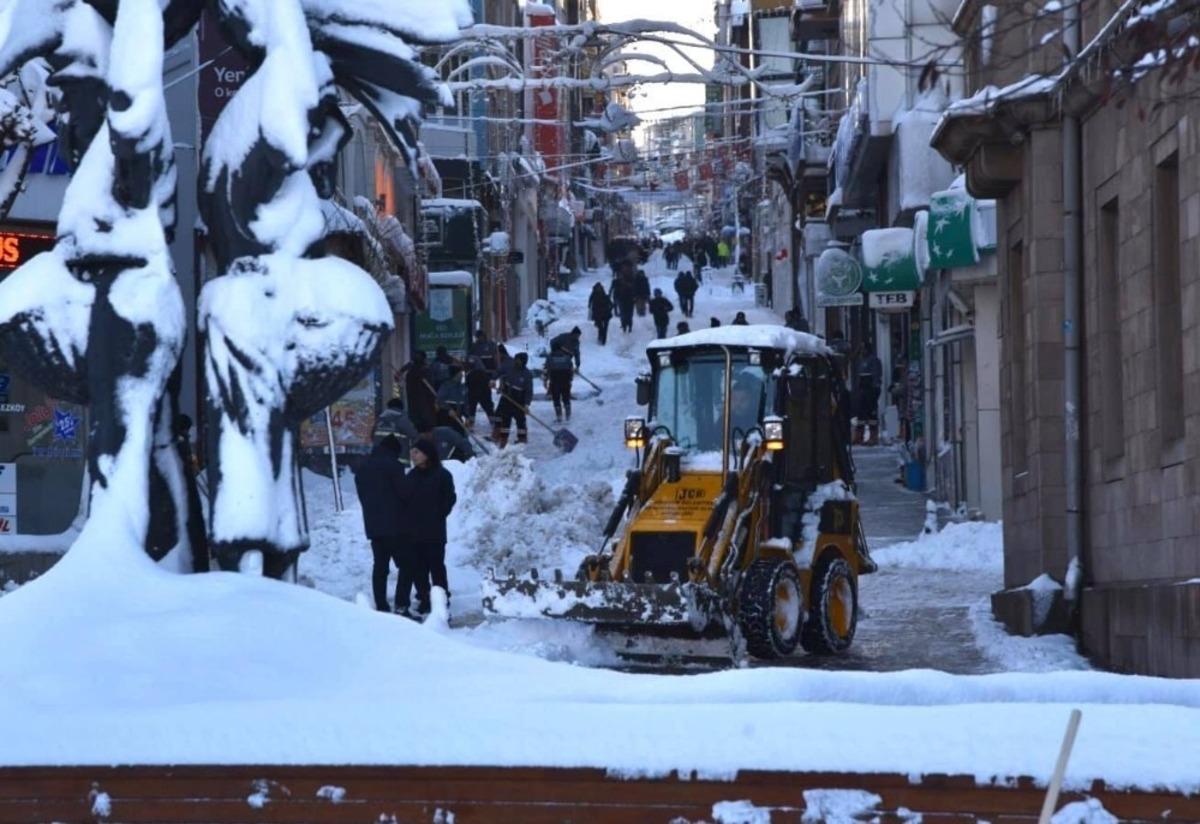 Giresun Belediyesi&rsquo;nin karla m&uuml;cadelesi devam ediyor