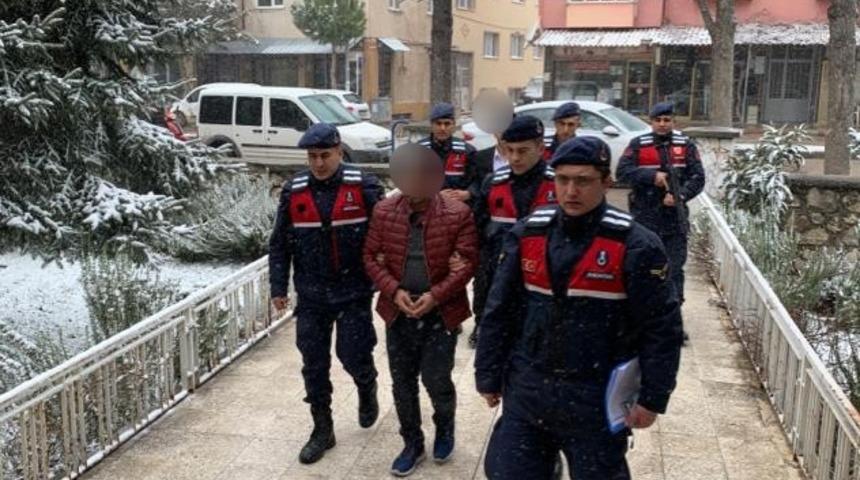 Polisim diyerek 14 evi dolandıran 2 ş&uuml;pheli yakalandı