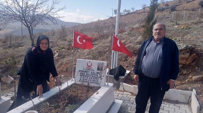 Şehit mezarındaki T&uuml;rk Bayrağı&rsquo;na Jandarma hassasiyeti