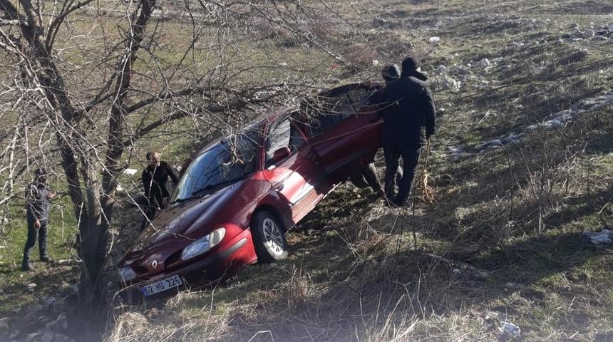 Otomobil şarampole yuvarlandı