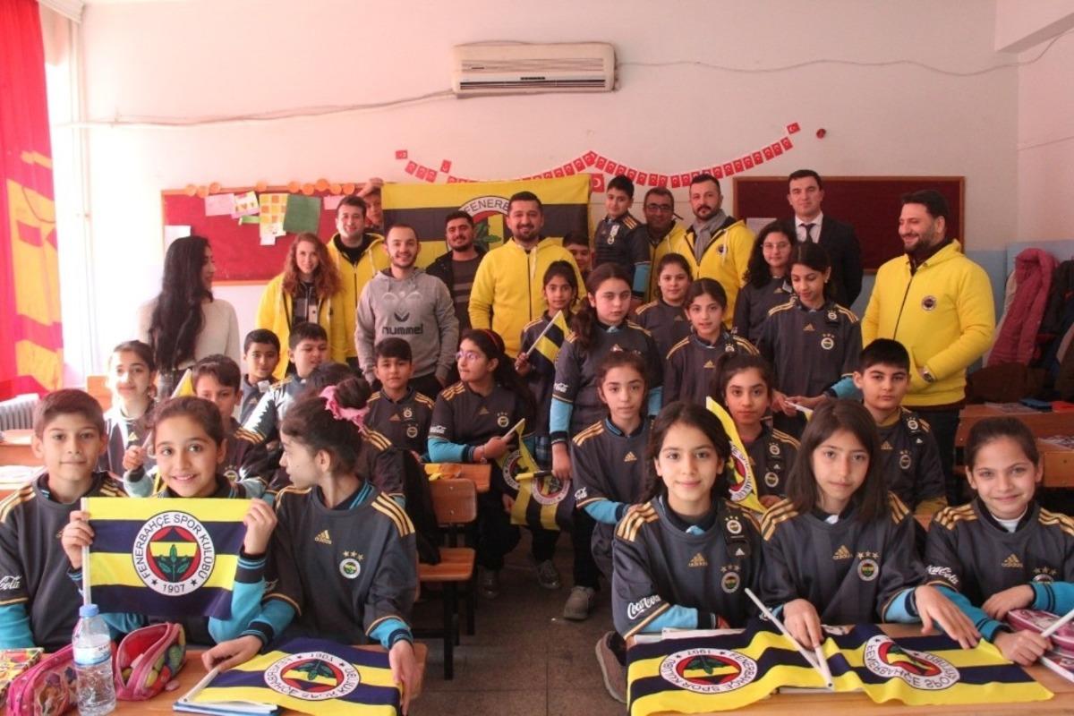 Fenerbah&ccedil;eliler Derneğinden 30 &ouml;ğrenciye forma