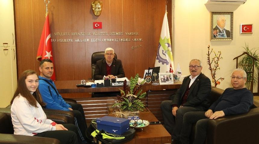 Milli sporcu başarısını Başkan Y&uuml;ksel ile paylaştı