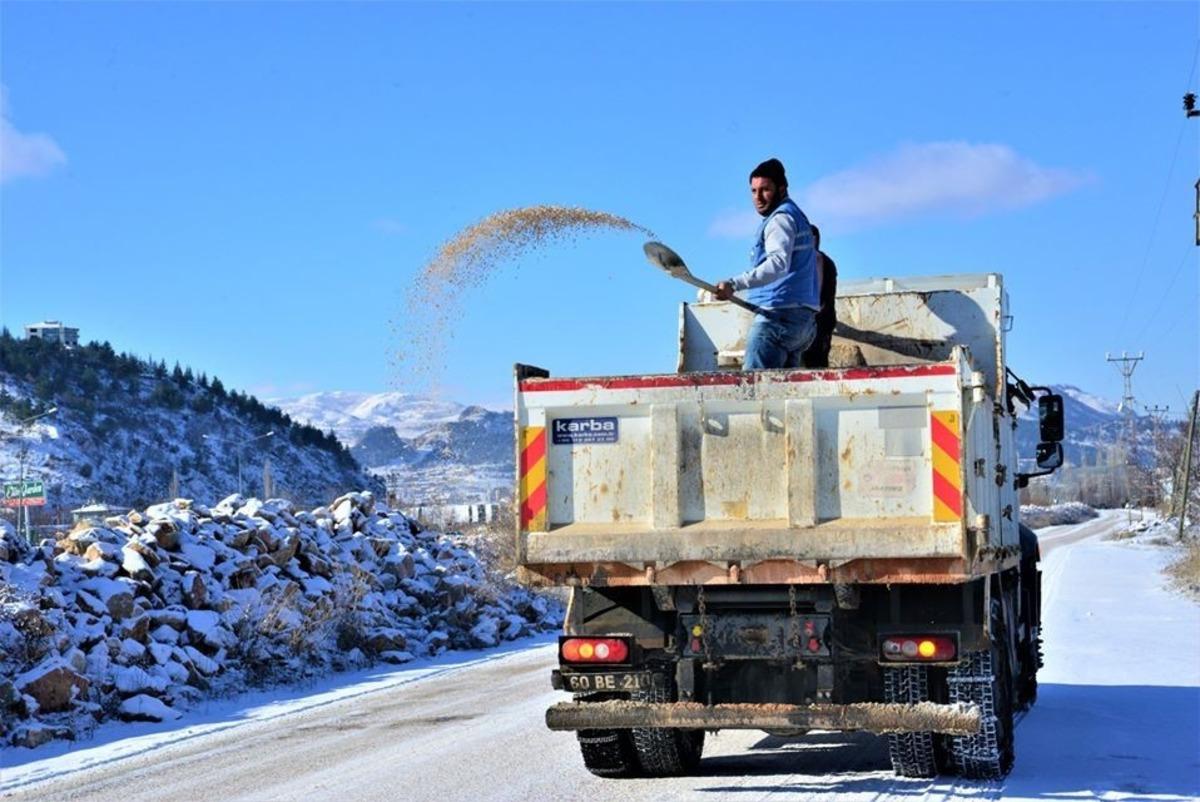 Belediye ekiplerinin &lsquo;kar&rsquo; mesaisi