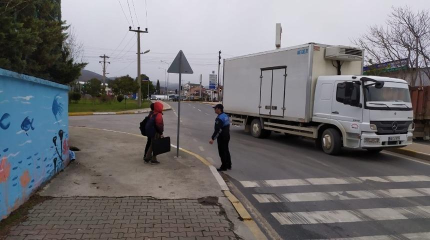 Okul &ouml;nlerinde zabıta &ouml;nlemi