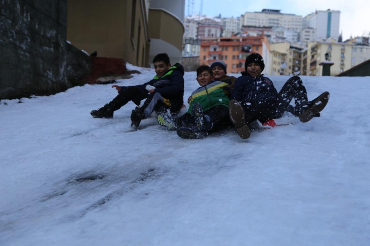 Artvin&rsquo;de kar tatili &ccedil;ocuklara yaradı