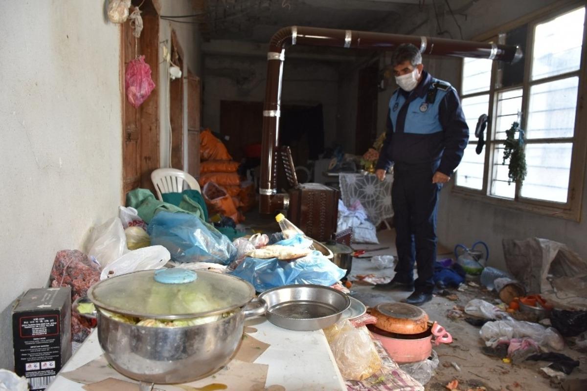 Tarsus&rsquo;ta "&ccedil;&ouml;p evden" 1 kamyon &ccedil;&ouml;p &ccedil;ıktı