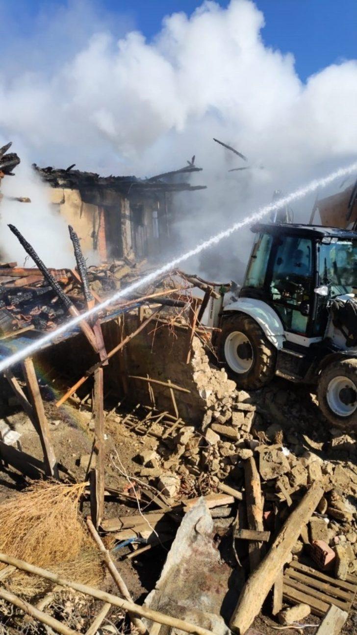 Pazarlar’da ev yangını G4