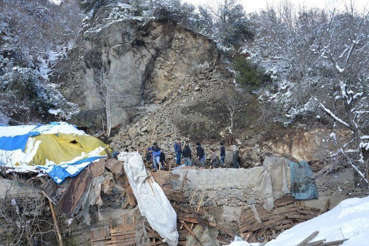 Dağdan kopan kayalar ahırın üzerine düştü, çok sayıda hayvan telef oldu G1