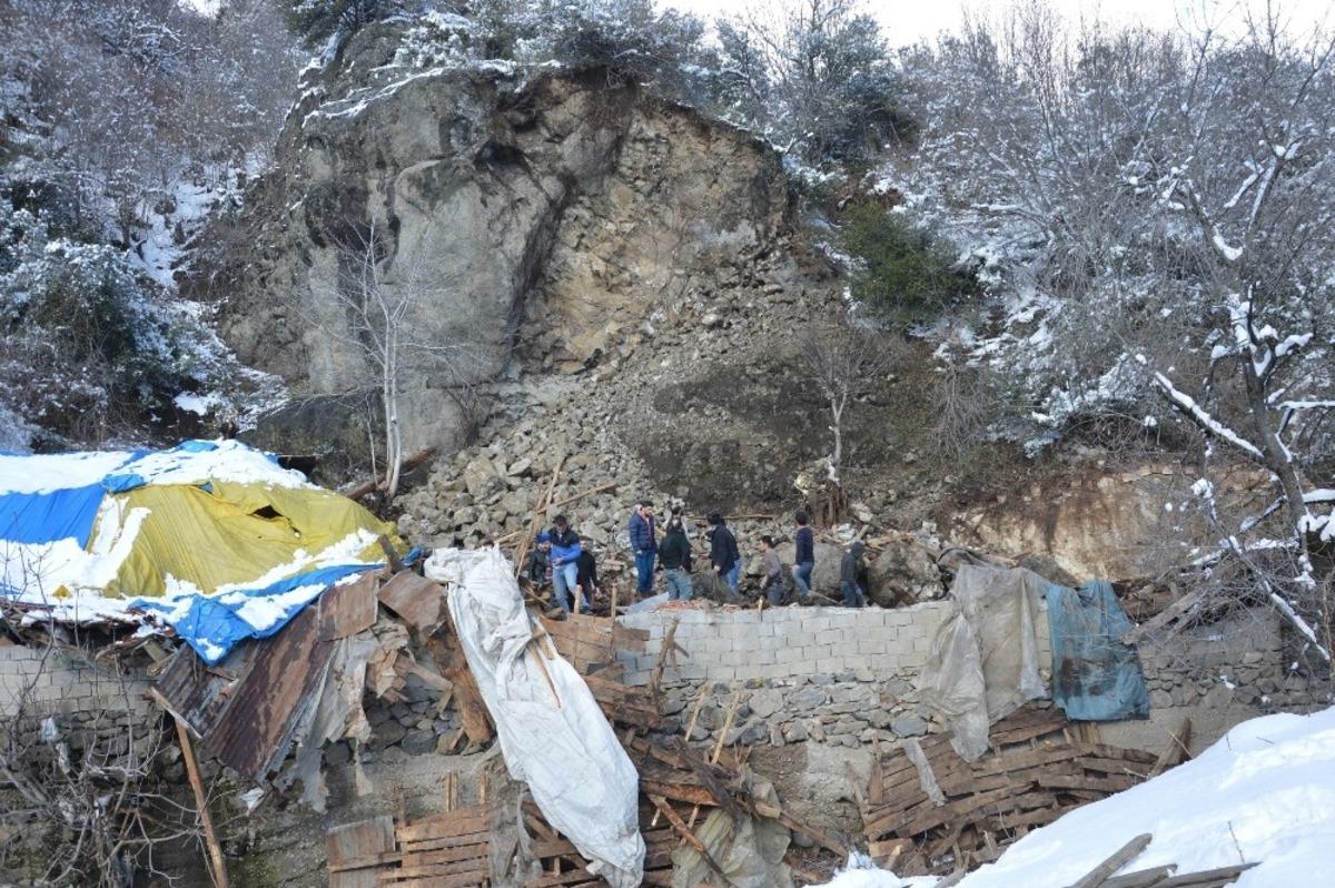 Dağdan kopan kayalar ahırın &uuml;zerine d&uuml;şt&uuml;, &ccedil;ok sayıda hayvan telef oldu