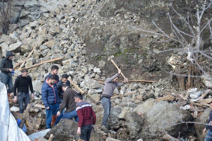 Dağdan kopan kayalar ahırın üzerine düştü, çok sayıda hayvan telef oldu G2