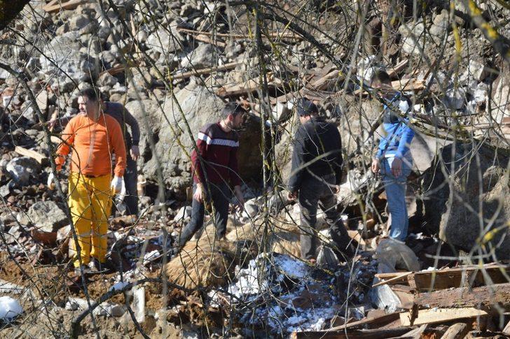 Dağdan kopan kayalar ahırın üzerine düştü, çok sayıda hayvan telef oldu G5