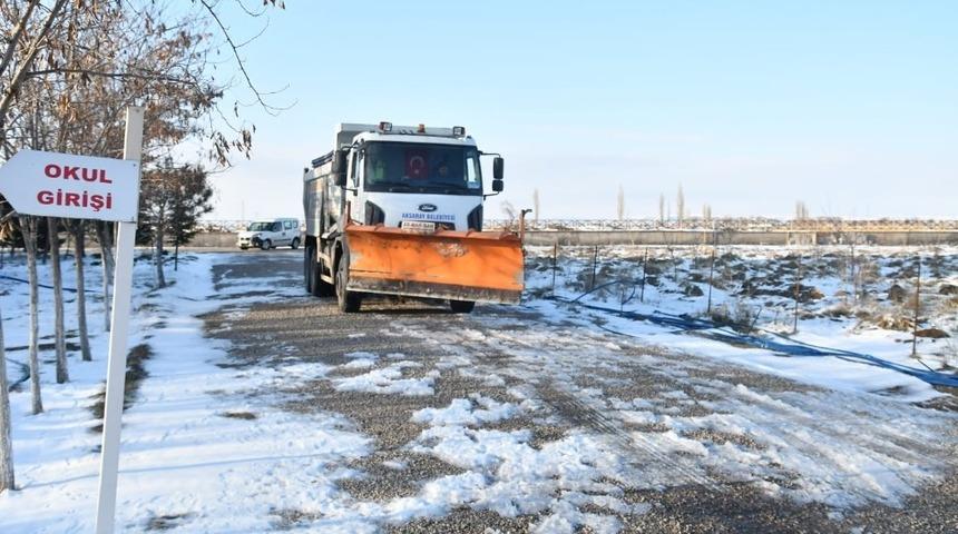 Aksaray Belediyesi kar mesaisini aralıksız s&uuml;rd&uuml;rd&uuml;