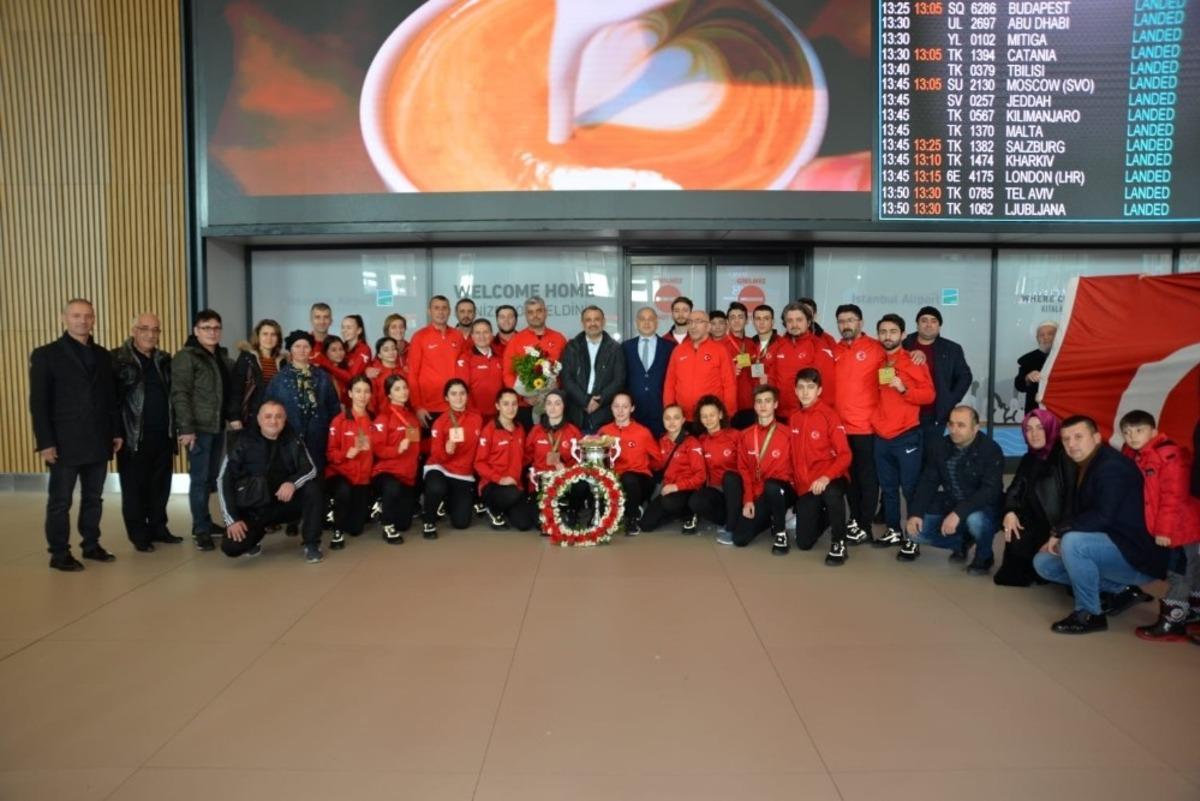 Hendekli Avrupa Şampiyonu Ateş&rsquo;e havalimanında coşkulu karşılama