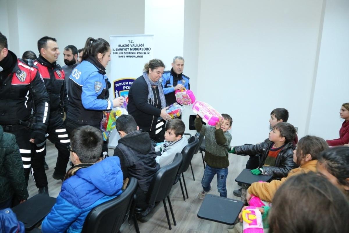 Elazığ polisi, depremzede &ccedil;ocukları emniyette ağırladı