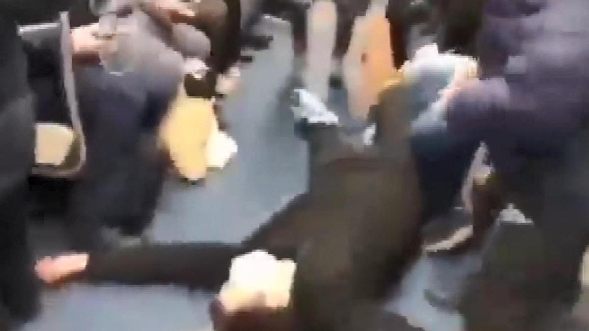 Metroda polisleri harekete ge&ccedil;iren şaka!