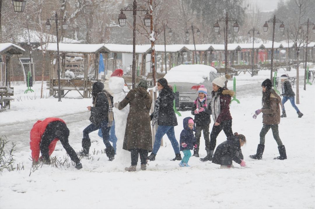Şırnak'ın Cizre il&ccedil;esinde 6 yıl sonra yağan kar sevinci!