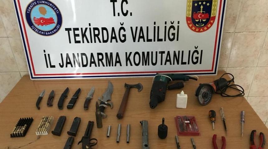 Tekirdağ&rsquo;ın &Ccedil;erkezk&ouml;y il&ccedil;esinde operasyon! Evden u&ccedil;aksavar mermisi &ccedil;ıktı