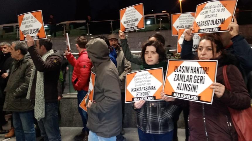 İstanbul'da toplu taşıma zammı protesto edildi