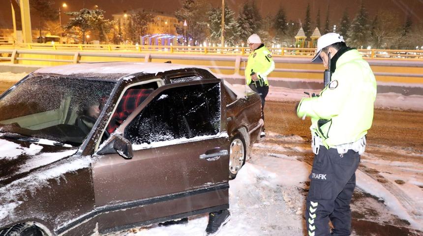 Karlı yolda drift attı! Savunması pes dedirtti