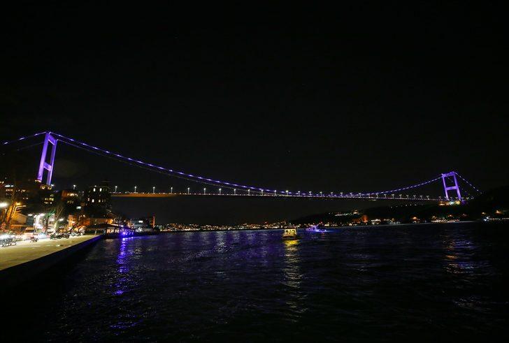 İstanbul'un simgeleri mora büründü G1