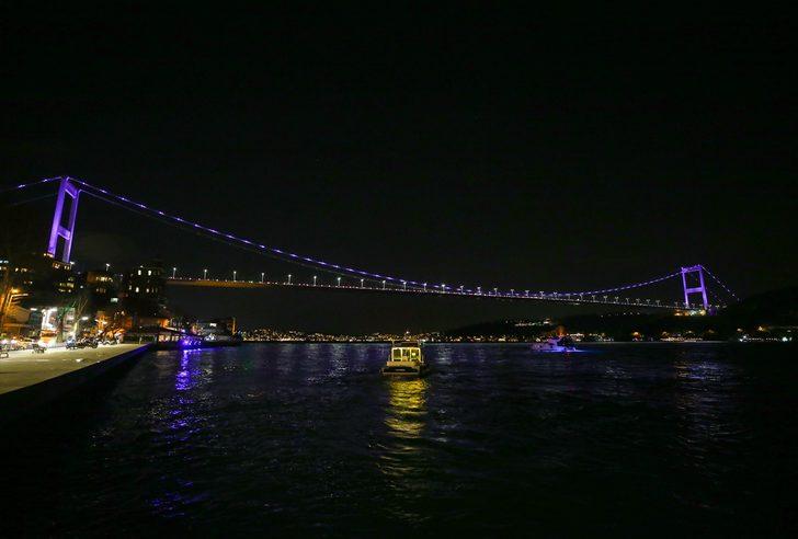 İstanbul'un simgeleri mora büründü G2