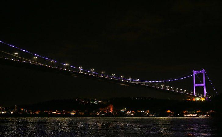 İstanbul'un simgeleri mora büründü G3