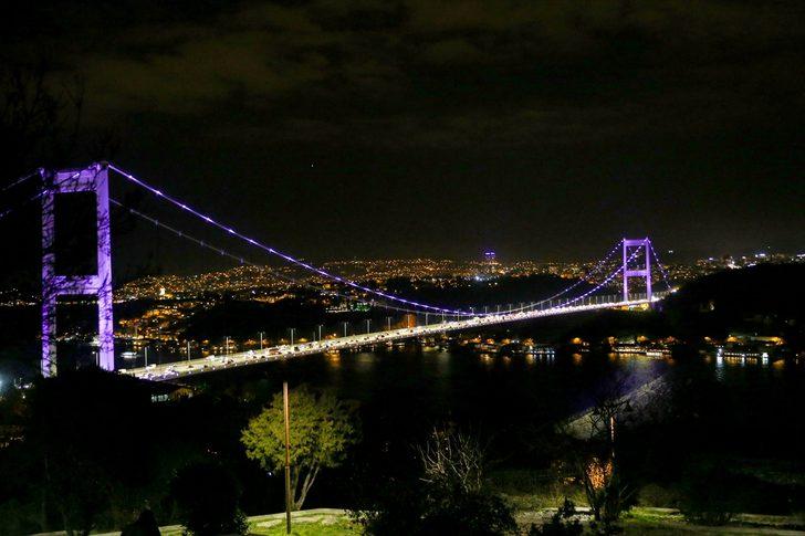 İstanbul'un simgeleri mora büründü G4