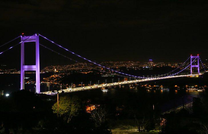 İstanbul'un simgeleri mora büründü G5