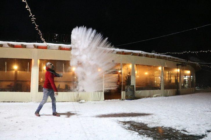 Havaya atılan su anında buza döndü! Sivas'ta sıcaklık eksi 21 dereceye kadar düştü G1