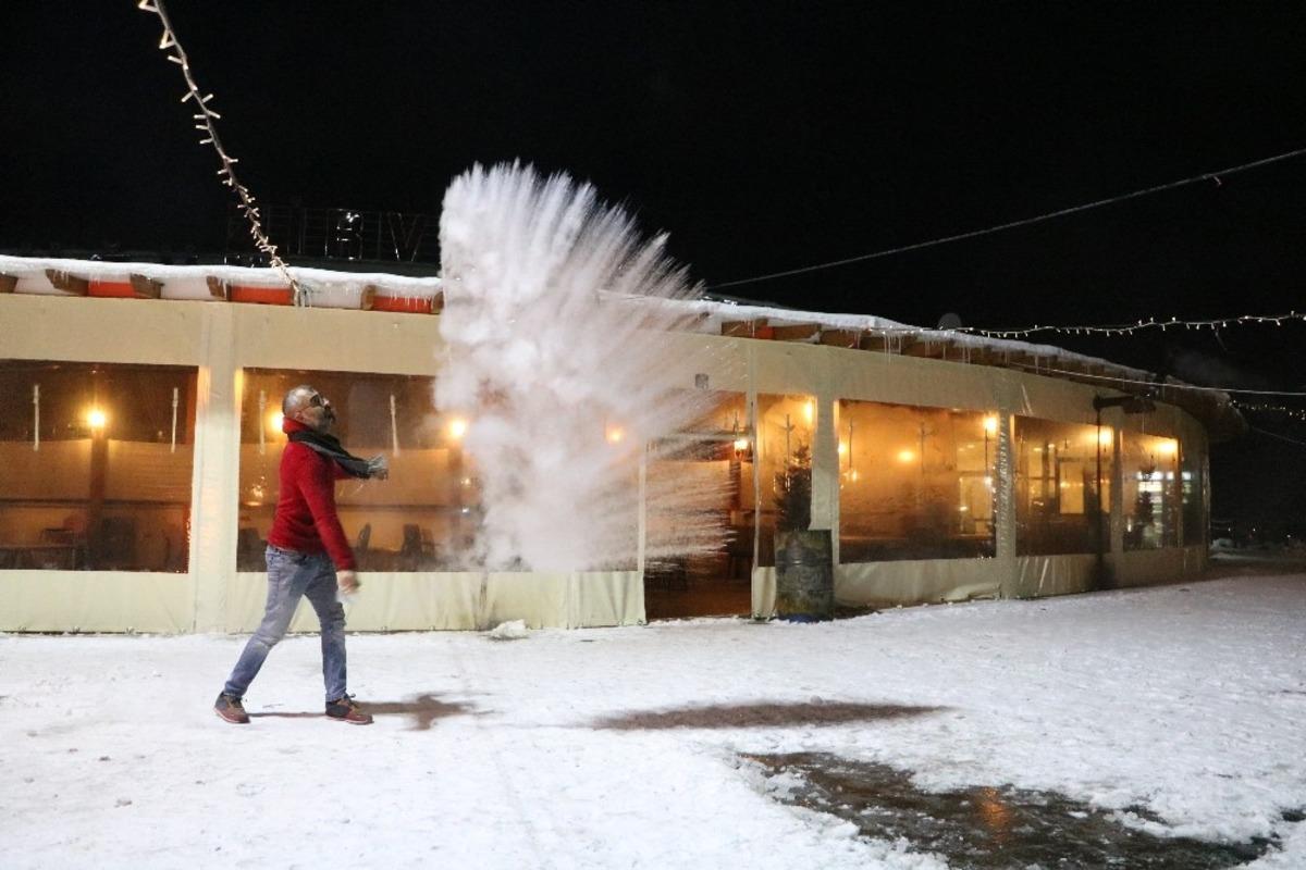 Havaya atılan su anında buza d&ouml;nd&uuml;! Sivas'ta sıcaklık eksi 21 dereceye kadar d&uuml;şt&uuml;
