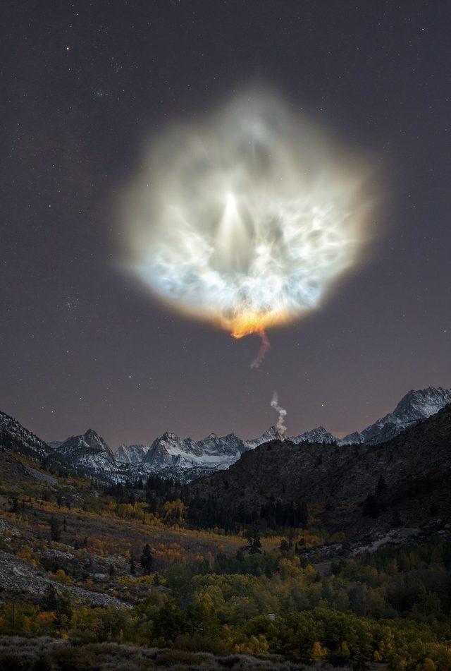 SpaceX roketinin egzozundan çıkan duman, Sierra Nevada, California, ABD