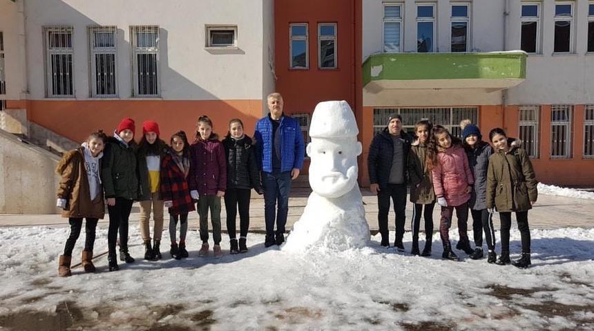 Sultan Abdülhamit Han'ın kardan büstünü yaptılar