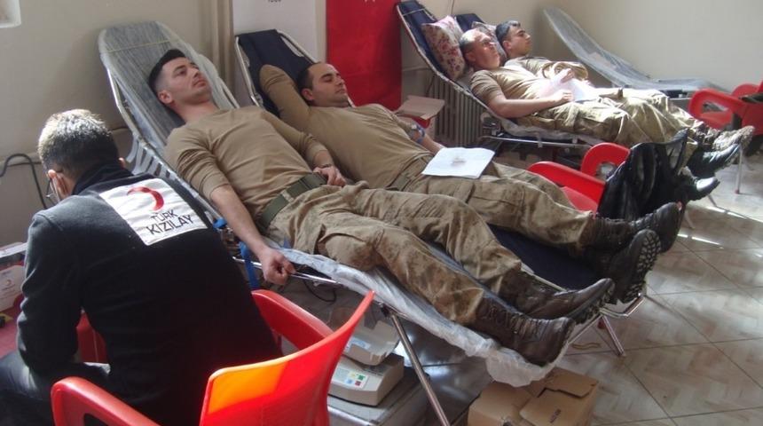 Jandarmadan Kızılay’a kan bağışı