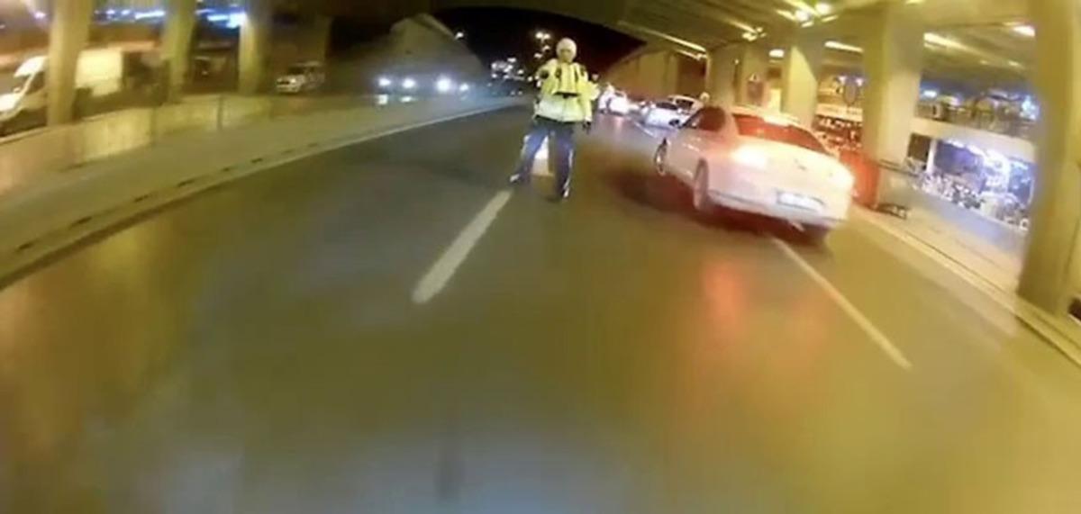 İstanbul&rsquo;da trafikte ter&ouml;r estiren motosikletli, polisin &uuml;zerine s&uuml;r&uuml;p ka&ccedil;tı