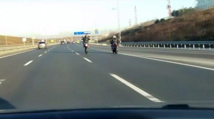İstanbul’da trafikte terör estiren motosikletli, polisin üzerine sürüp kaçtı G4