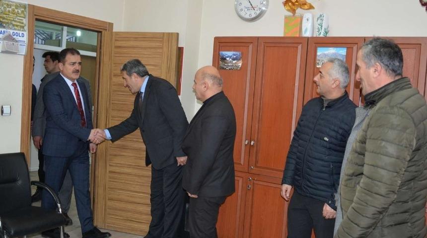 Vali Akbıyık, belediye birimlerini denetledi