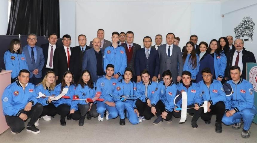 Öğrencilerin model uçak projesine bakanlıktan destek