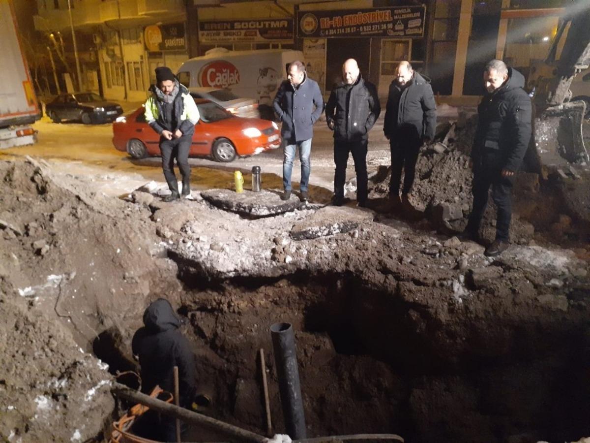 Eksi 18 derecede su arızası i&ccedil;in belediye ekipleri seferber oldu