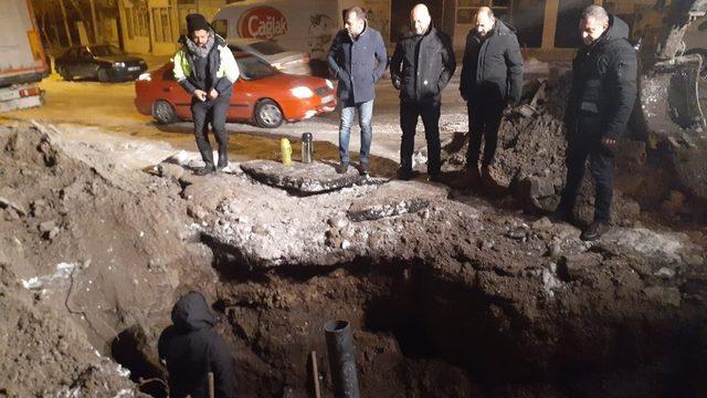 Eksi 18 derecede su arızası için belediye ekipleri seferber oldu