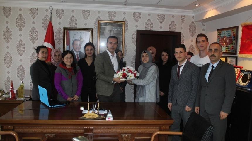 Kaymakam &Ccedil;i&ccedil;ek: "&Ouml;ğretmenlik fedakarlık isteyen bir meslek"