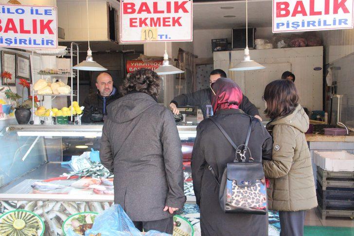 Yağlı hamsi tezgahtaki yerini aldı! Kilosu 20 liradan satılıyor G5