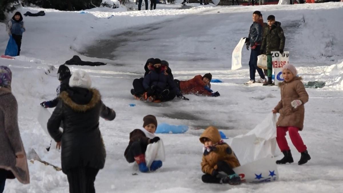 Sokak araları kayak pistine d&ouml;nd&uuml;