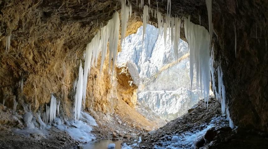 Kemaliye’de ’dünyanın en zorlu yolları’ arasında gösterilen "Taş Yolu" buz tuttu