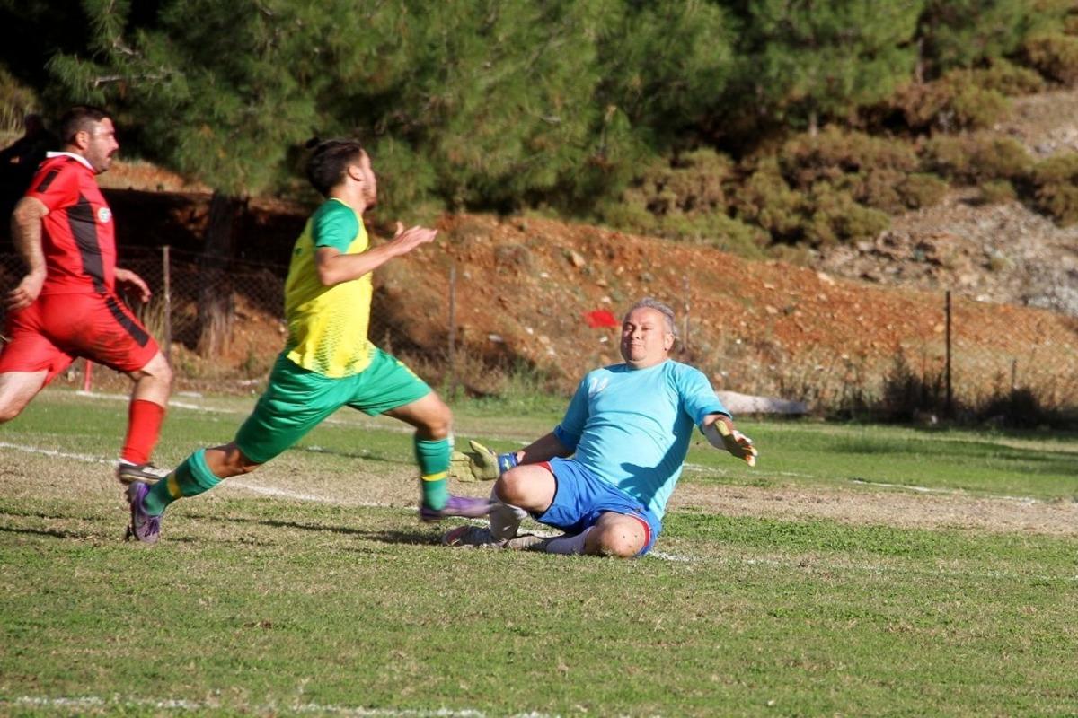 Hem kul&uuml;p başkanı hem de kaleci