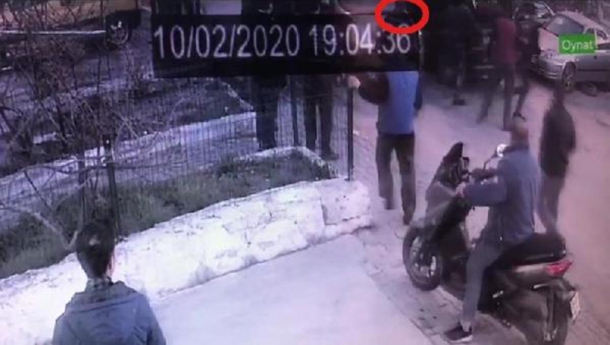 Taksici ile oto tamircisi arasında tartışma! Aracını &uuml;zerine s&uuml;rd&uuml;